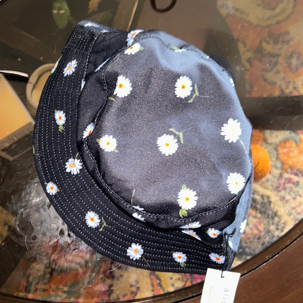 DAISY BUCKET HAT
